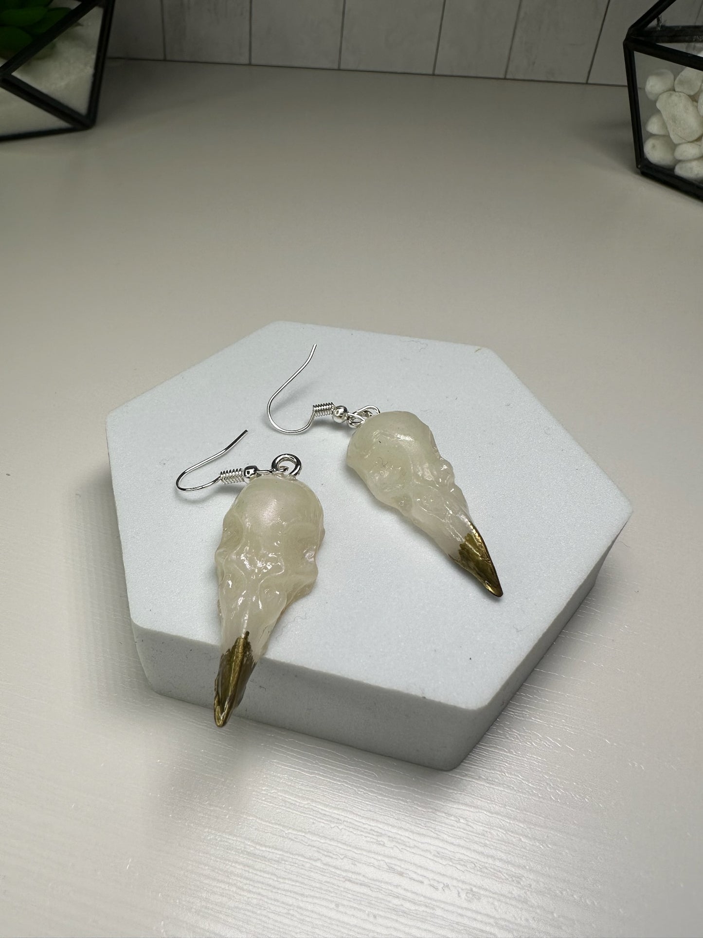 Raven Skull Eardrops White/Gold